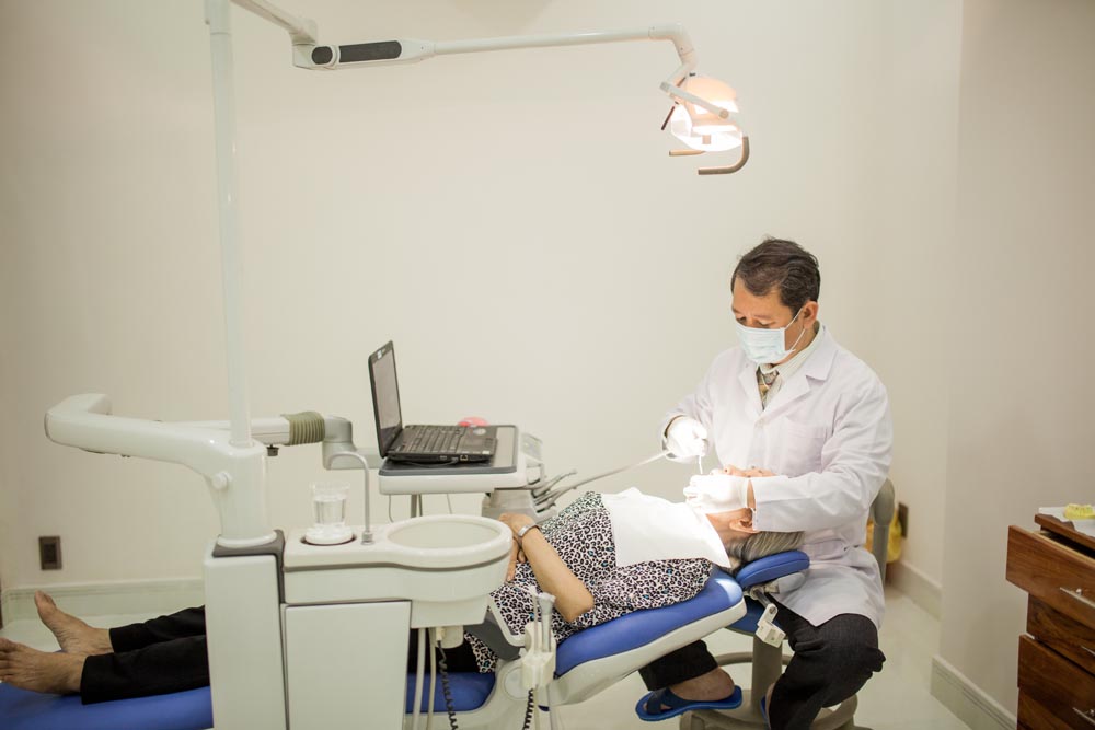Phương pháp phục hồi các răng đã mất bằng trụ răng Titanium cấy ghép vào xương hàm.